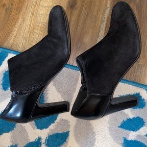 Like New Geox Women’s Suede & Patent leather black ankle booties size 10